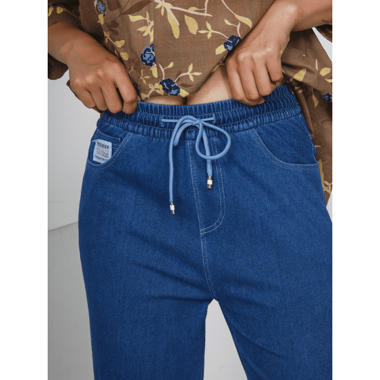 Брюки джинсовые с нашивкой на кармане